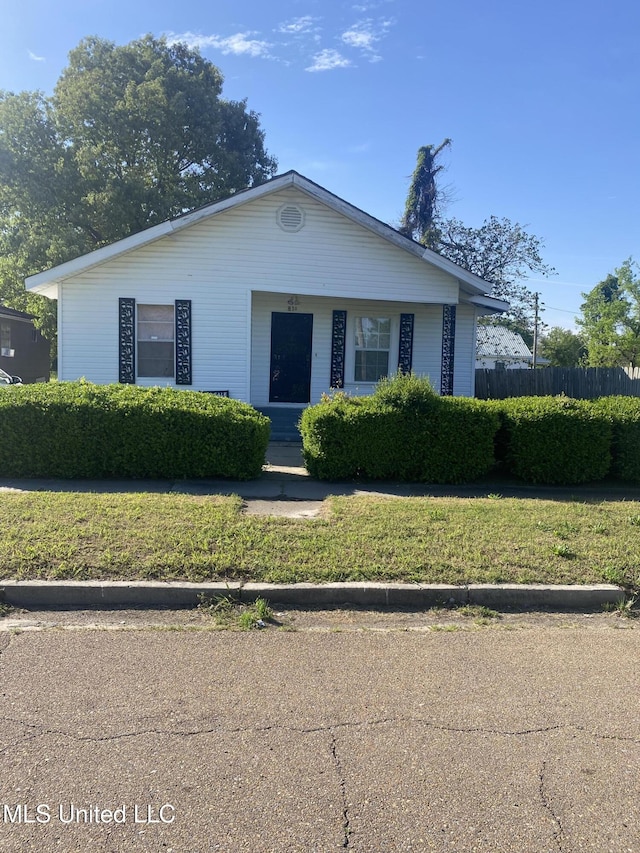 810 S Edwards Ave, Clarksdale, MS 38614 - bungalow-style home with fence and a front lawn