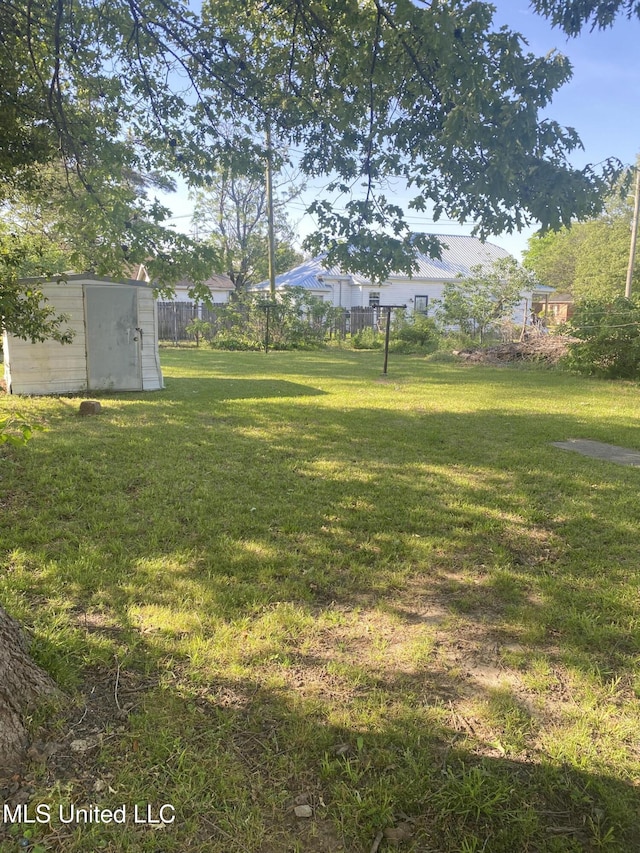 810 S Edwards Ave, Clarksdale, MS 38614 - view of yard with an outbuilding