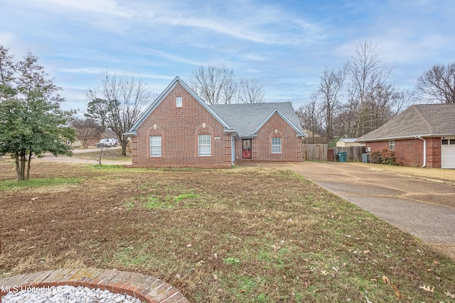 view of front of home featuring a front lawn