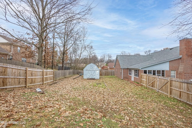 view of yard featuring a storage unit