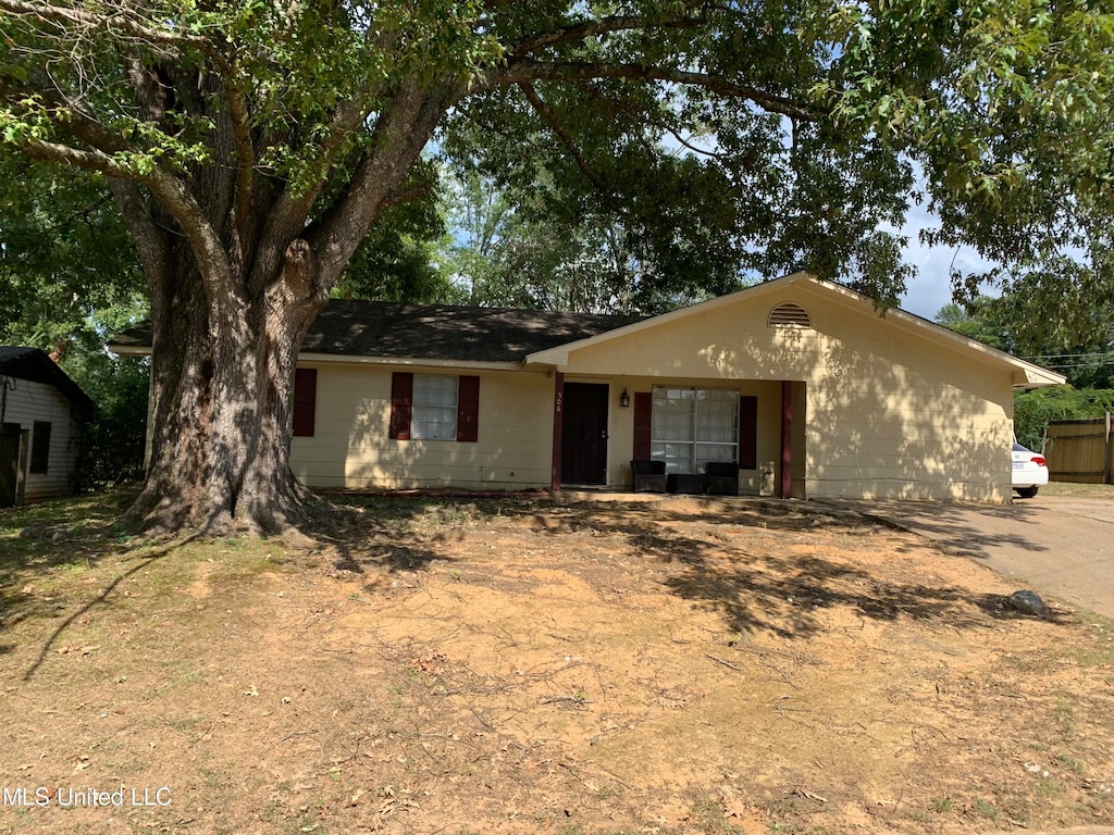 ranch-style house featuring covered porch