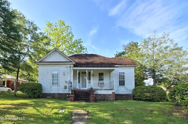 view of front of property featuring a porch and a front yard