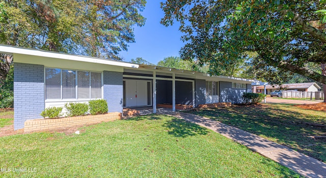 single story home featuring a front yard