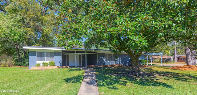 view of front of property featuring a front yard