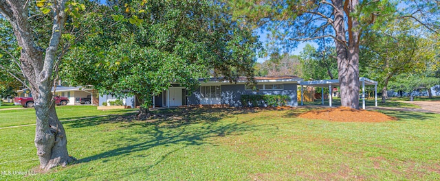 view of front of house featuring a front yard