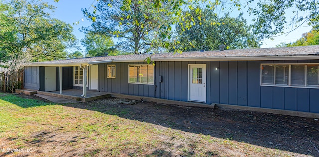 view of front of home featuring a front yard