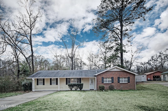 ranch-style house featuring a front lawn