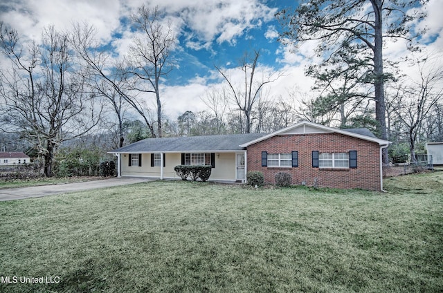 single story home with a front yard