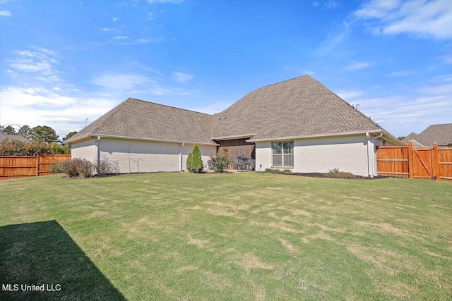 view of front of property featuring a front yard