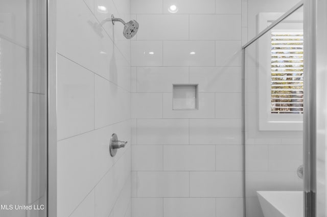 bathroom featuring a tile shower