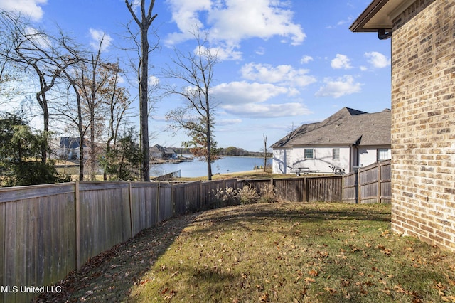 view of yard featuring a water view