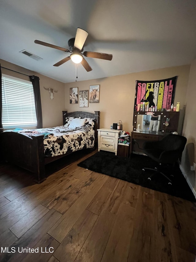 bedroom with dark wood-style flooring, visible vents, and a ceiling fan