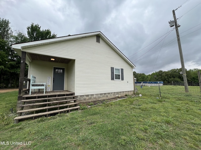 view of front of house featuring a porch and a front yard