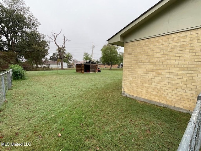 view of yard featuring an outdoor structure