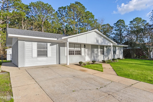 single story home featuring a front lawn