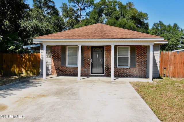 view of front facade featuring a front lawn