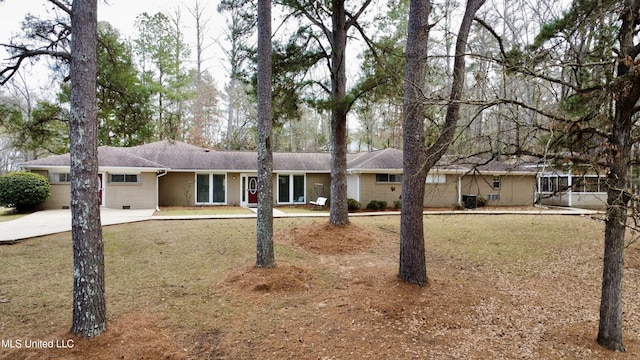 single story home with a front lawn