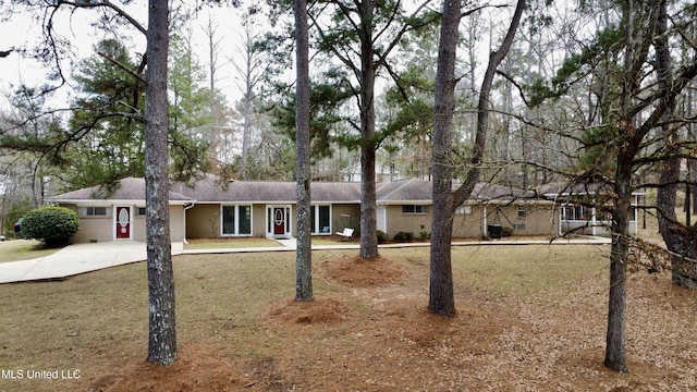 ranch-style house featuring a front yard