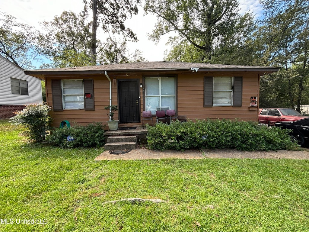 view of front of house with a front lawn