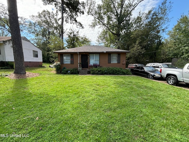 view of front of house featuring a front lawn