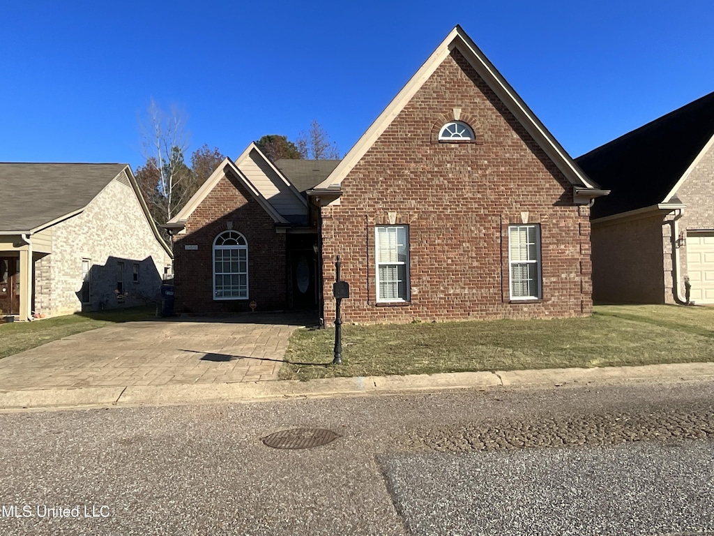 view of front of home with a front yard