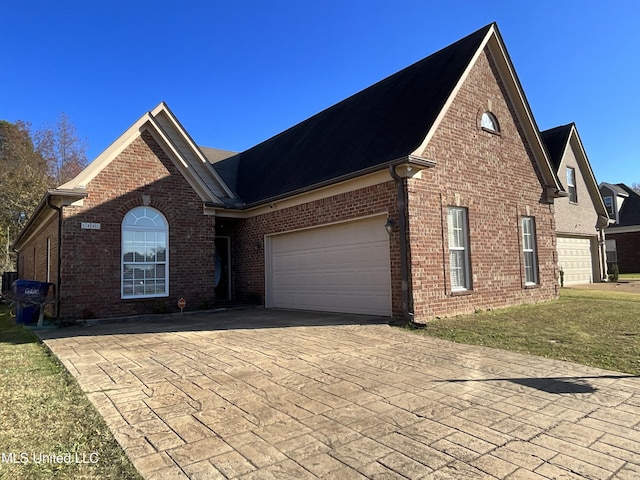 view of front property featuring a front lawn