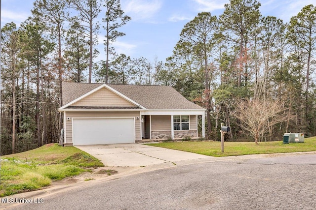 view of front facade featuring driveway, an attached garage, roof with shingles, and a front yard