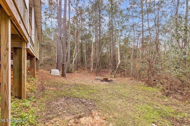 view of yard featuring a forest view