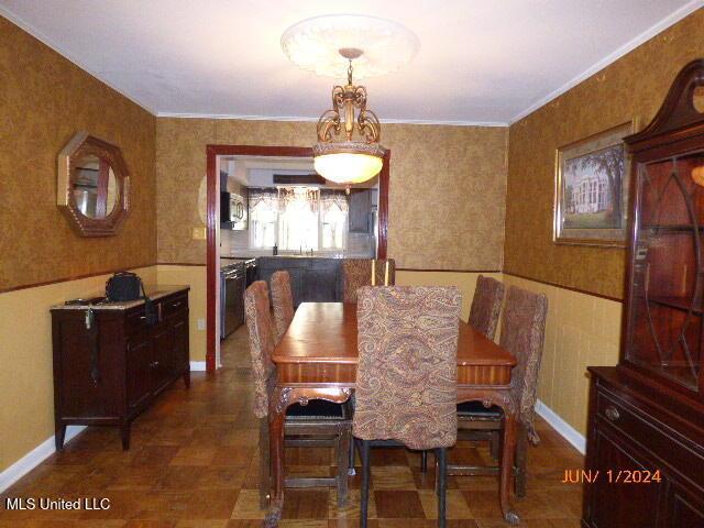 dining area with ornamental molding