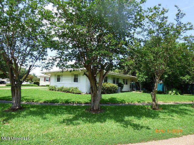 view of front facade with a front lawn