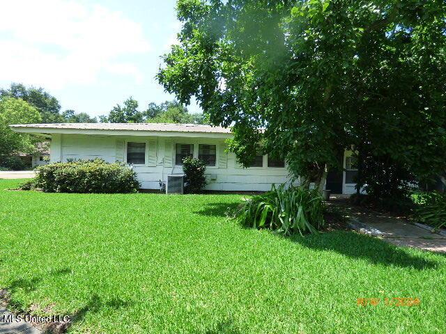 ranch-style house with a front yard