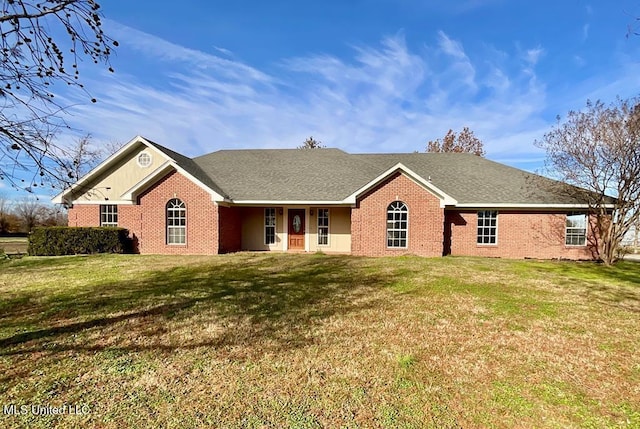 ranch-style home featuring a front lawn