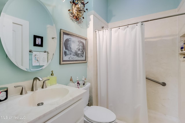 bathroom featuring a shower with curtain, vanity, and toilet