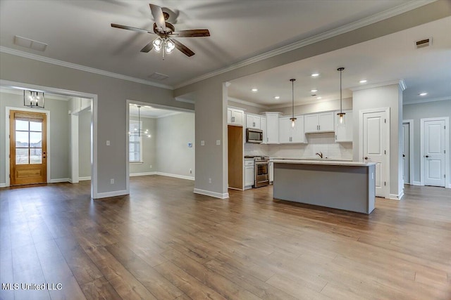 kitchen with visible vents, white cabinets, dark wood finished floors, appliances with stainless steel finishes, and open floor plan