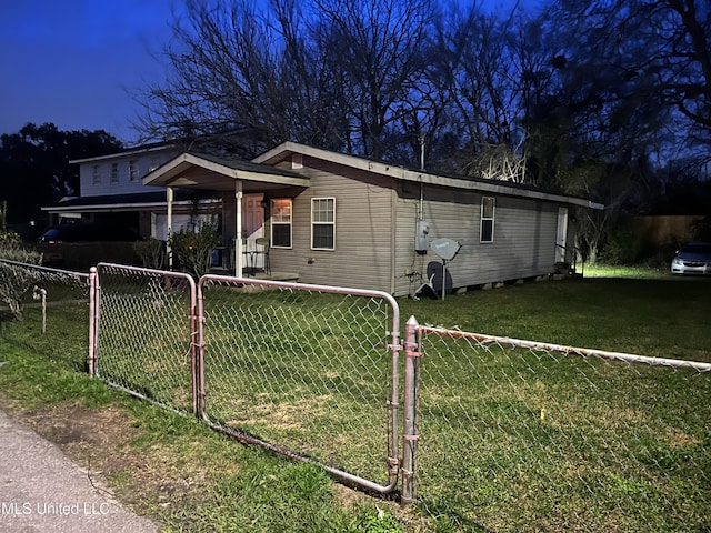 view of front facade featuring a front yard