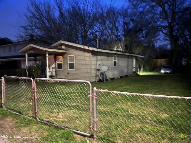 view of front of property featuring a front yard