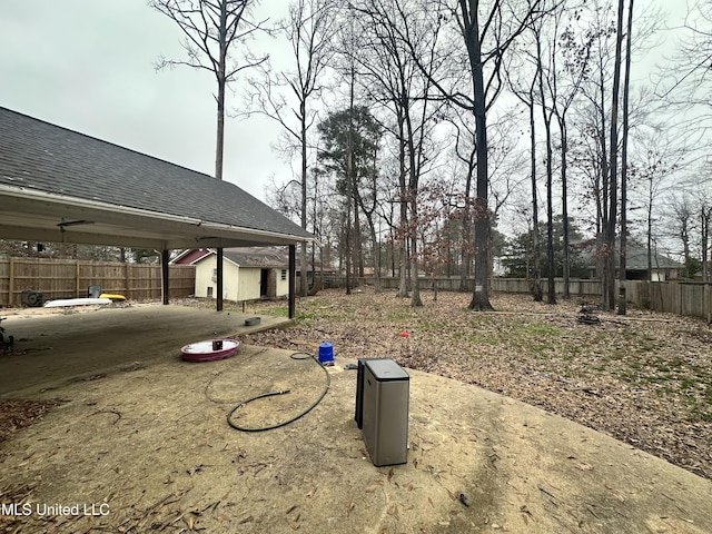 view of yard featuring an outdoor structure