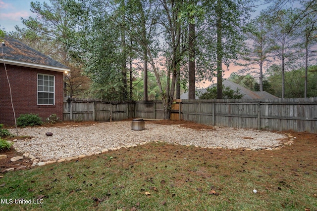 view of yard at dusk