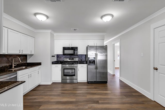 kitchen featuring visible vents, a sink, stainless steel appliances, dark wood-type flooring, and crown molding