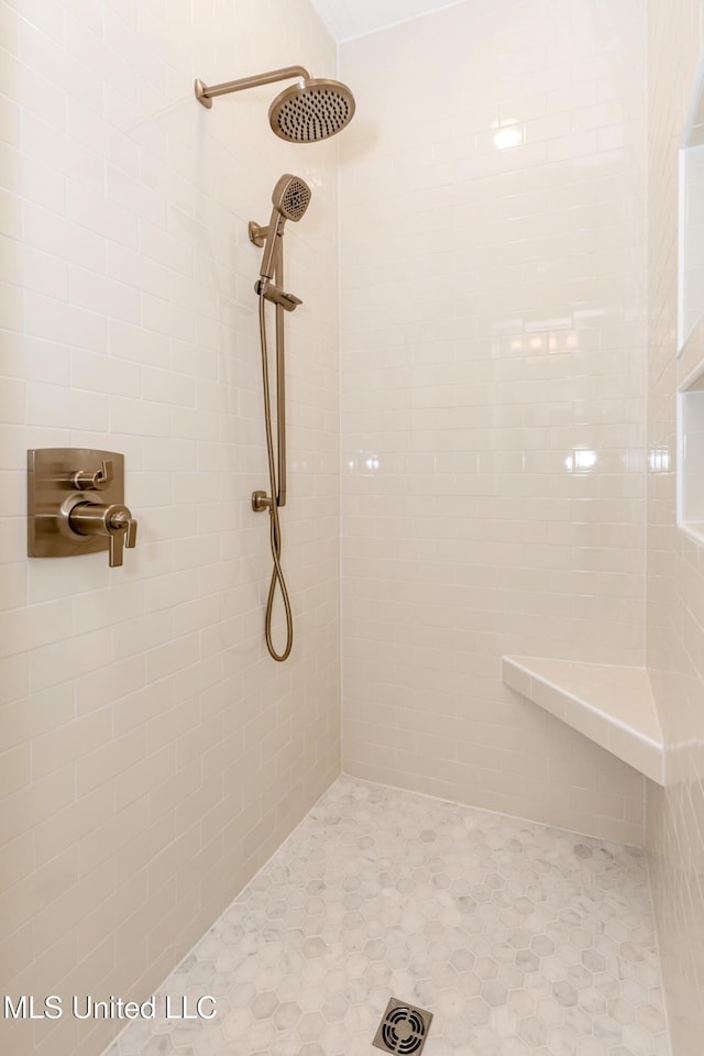 bathroom featuring tiled shower