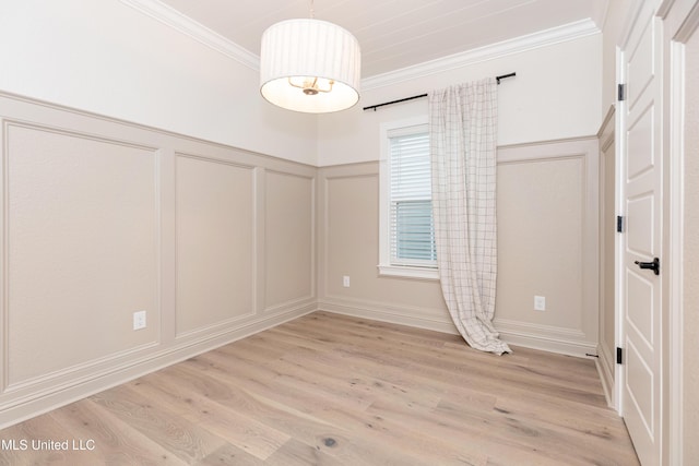 unfurnished room with ornamental molding and light hardwood / wood-style floors