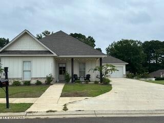 view of front of home featuring a front lawn and a garage