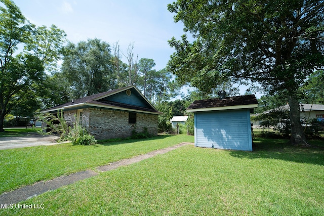 view of yard featuring a storage unit