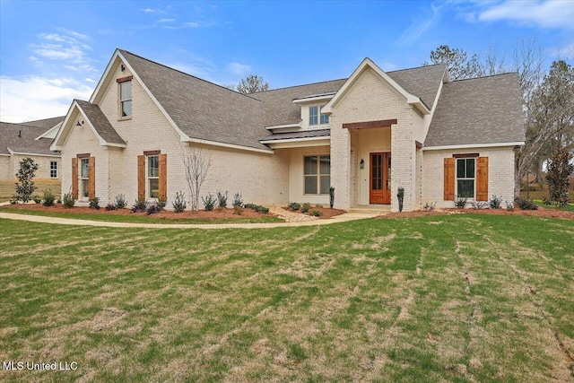 view of front facade featuring a front lawn