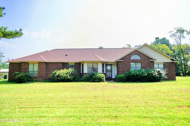 single story home with a front lawn