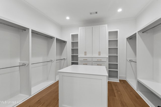 walk in closet with dark hardwood / wood-style floors