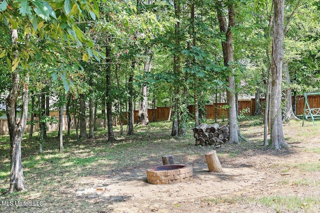 view of yard featuring a fire pit