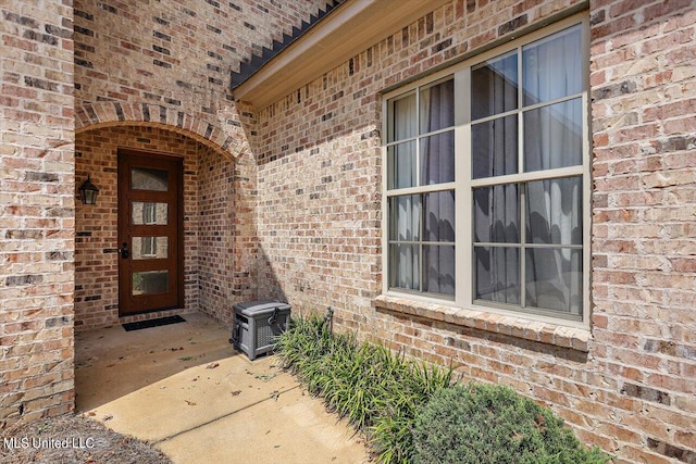 property entrance featuring a patio