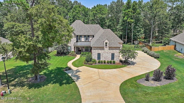 view of front of house featuring a front yard