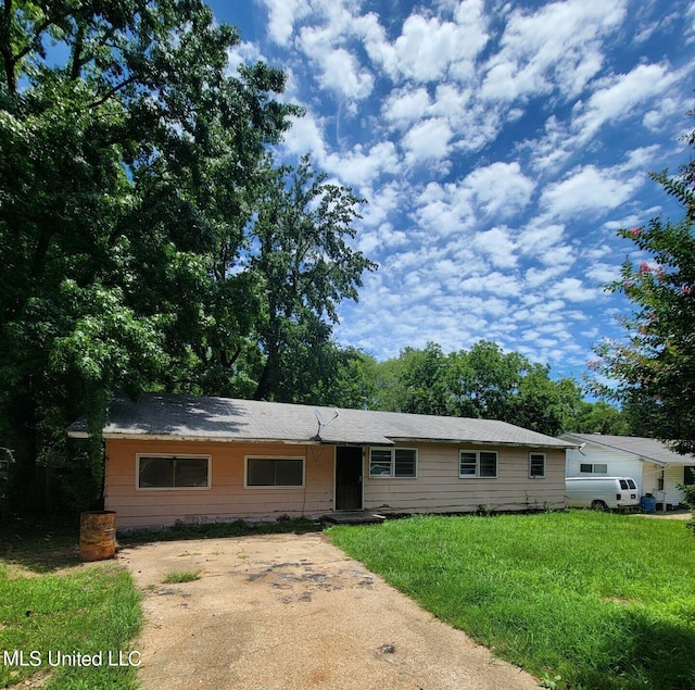 ranch-style home with a front yard